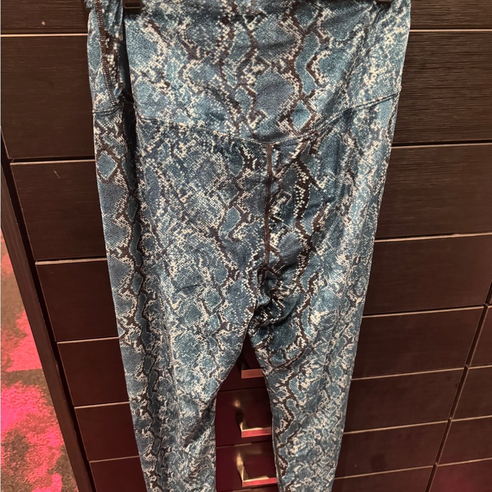 Carbon38 Teal and Black Patterned Leggings